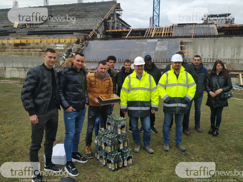 Футболистите на Ботев зарадваха строителите на Колежа, поздравиха ги за неуморната работа