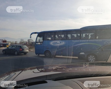 Катастрофа между Ауди и автобус затрудни движението на Пазарджишко шосе