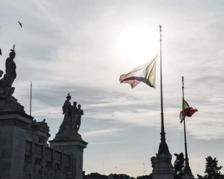 Свалиха знамената в италиански град в памет на загинала българка