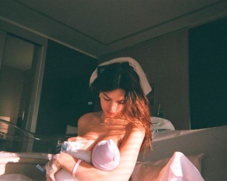 Топ моделът Емили Ратайковски роди и публикува снимка как кърми сина си