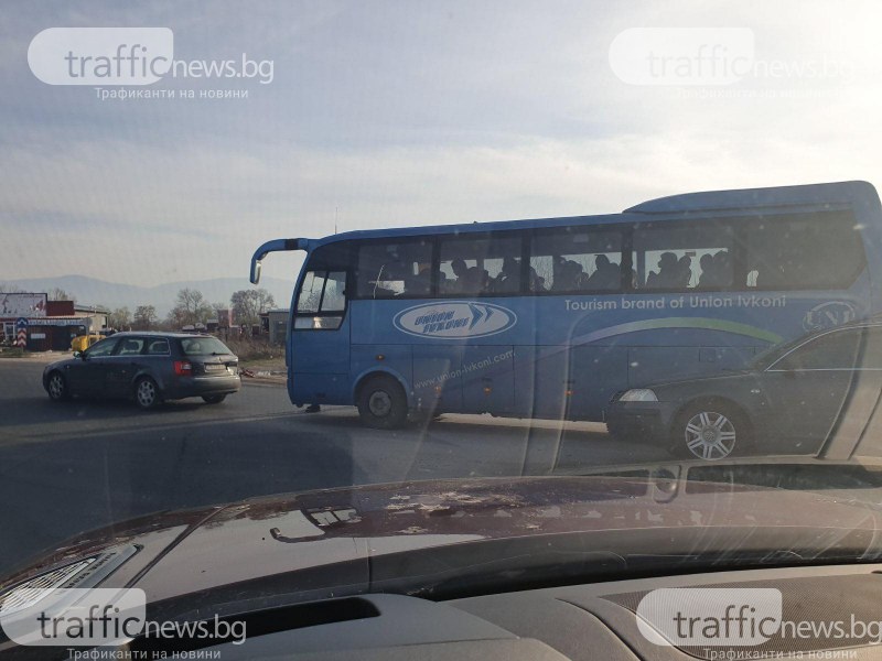 Катастрофа между Ауди и автобус затрудни движението на Пазарджишко шосе