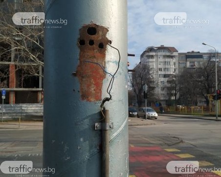 Опасни кабели стърчат на кръстовище в Кючука