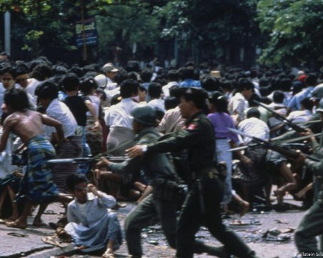 Поне 12 души бяха убити при днешните протести в Мианмар