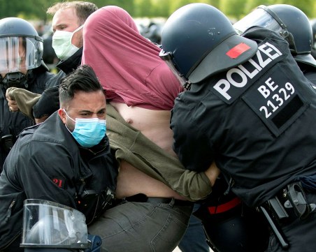 Протести в редица градове в Германия срещу мерките заради COVID-19