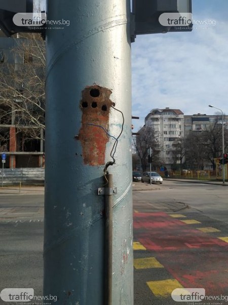 Опасни кабели стърчат на кръстовище в Кючука