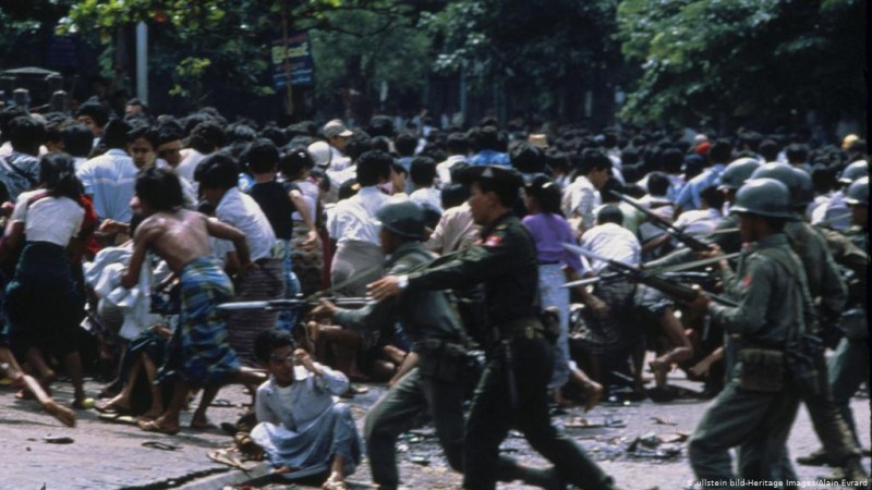 Поне 12 души бяха убити при днешните протести в Мианмар