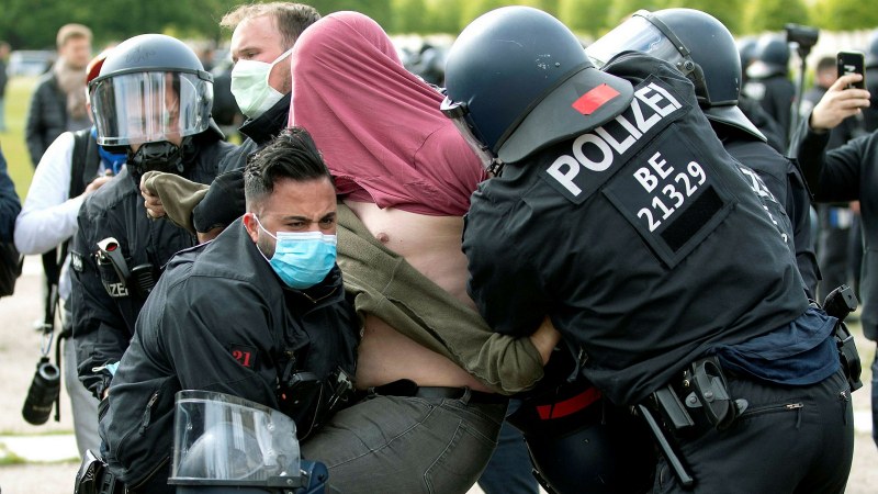 Протести в редица градове в Германия срещу мерките заради COVID-19