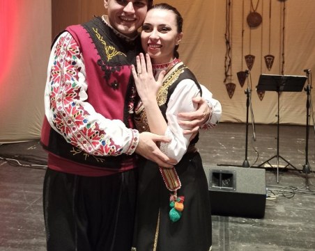 Гайдар предложи брак на танцьорка от пловдивски ансамбъл по време на концерт