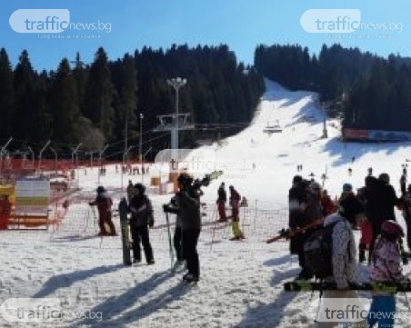 Инцидент в Боровец! Скиор е с комоцио след сблъсък