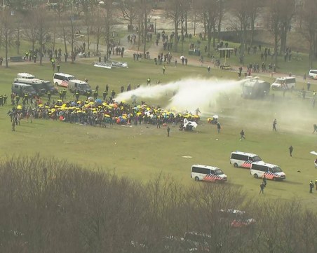 Нови протести в Нидерландия, стотици скочиха срещу локдауна