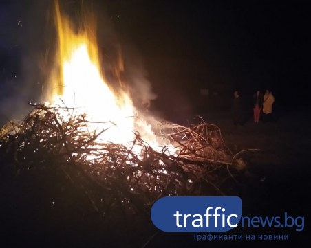 Огромен заговезнишки огън запалиха в Перущица