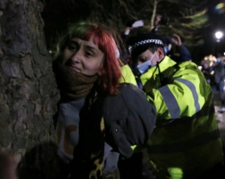 Сблъсъци между полицаи и демонстранти в Лондон след убийство на млада жена