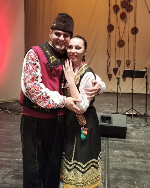 Гайдар предложи брак на танцьорка от пловдивски ансамбъл по време на концерт