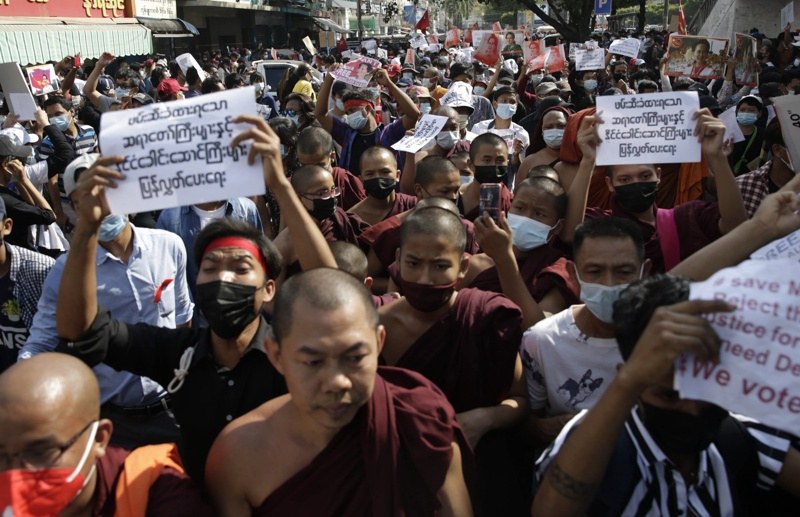 Кървав ден в Мианмар! Поне 17 души загинаха