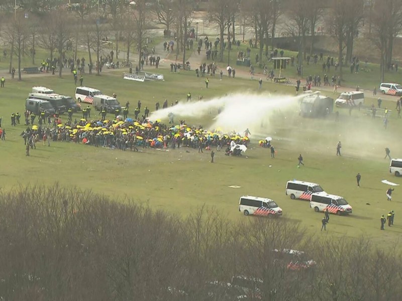 Нови протести в Нидерландия, стотици скочиха срещу локдауна