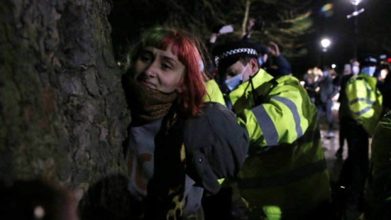 Сблъсъци между полицаи и демонстранти в Лондон след убийство на млада жена