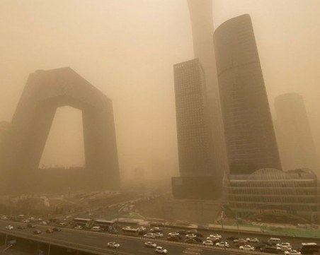 Апокалиптично небе над Пекин, най-лошата пясъчна буря от десетилетие