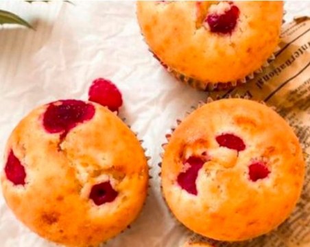 Десерт на деня: Мъфини с бял шоколад и малини