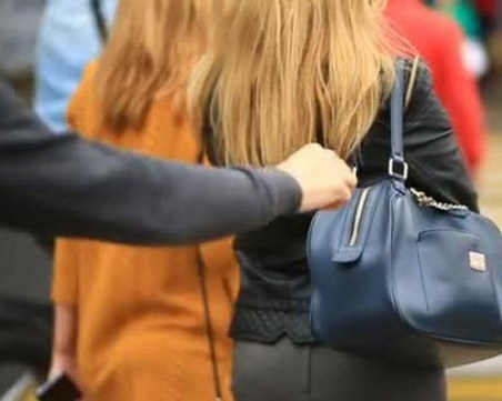 Трима тийнейджъри задигнаха 600 евро от жена в Пещера