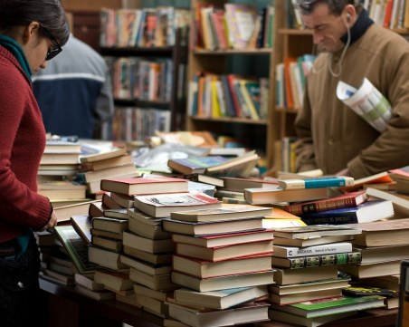 Книжарница в Пловдив изгоря след проверка на НАП заради… 4 химикалки