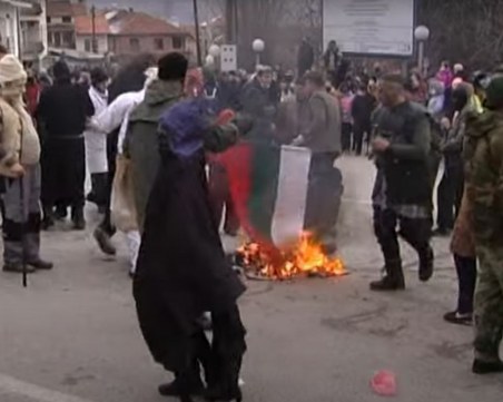 До 7 хиляди евро глоби грозят подпалвачите на българското знаме в Северна Македония