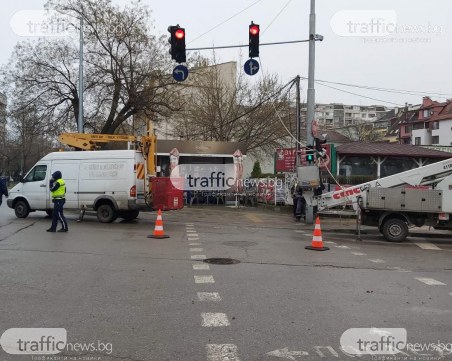 Сигналите продължават: Вятърът пречупи светофар на пловдивски булевард, клон се стовари върху кола