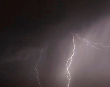 Учени: Удар от мълния може да е предизвикал живот на Земята