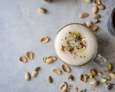 За всички кафехолици: Лате с шам фъстък