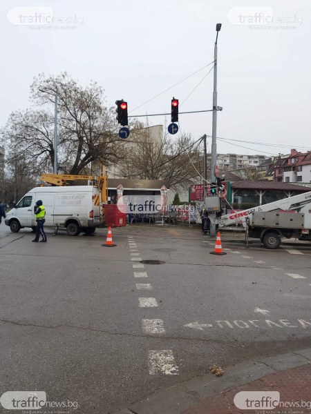 Сигналите продължават: Вятърът пречупи светофар на пловдивски булевард, клон се стовари върху кола