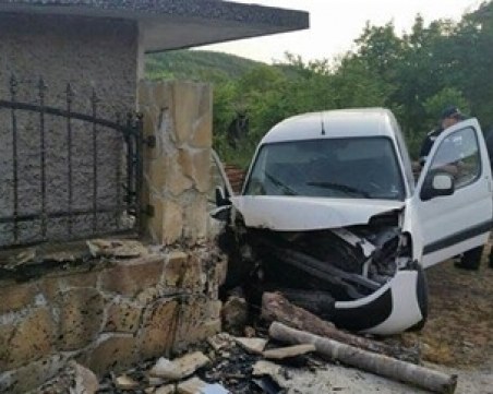 Меле край Пловдив! Дрогиран се вряза в стълб и ограда на къща