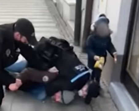 В Чехия арестуваха по брутален начин баща за неносене на маска пред детето му