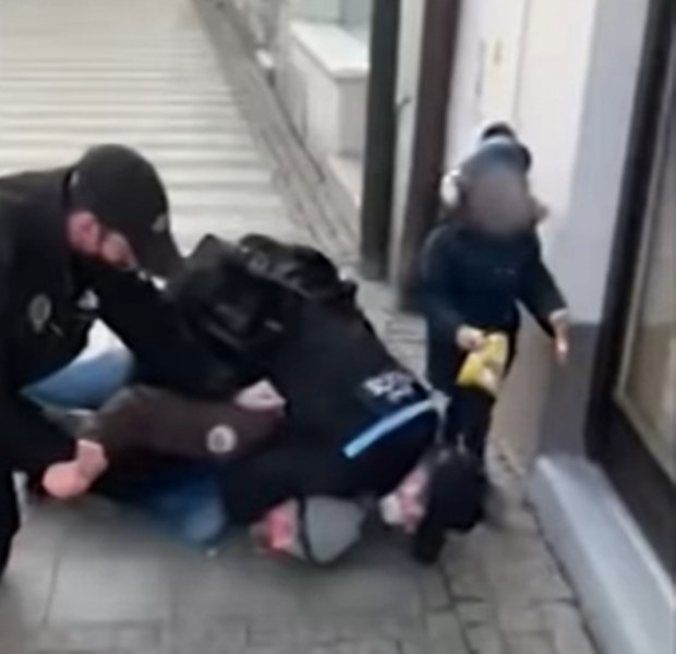В Чехия арестуваха по брутален начин баща за неносене на маска пред детето му