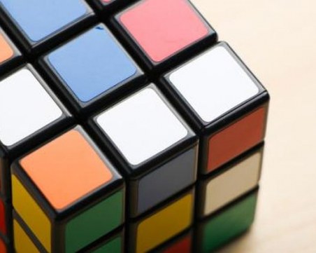 8-годишно дете с Гинес рекорд за едновременно подреждане на 3 кубчета на Рубик