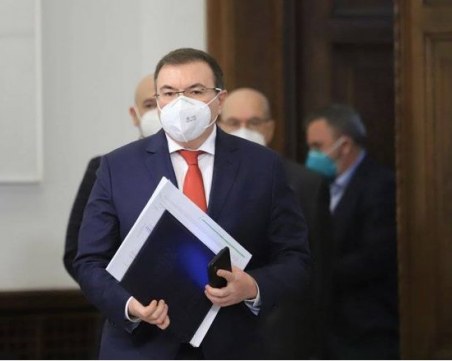 Ангелов: Може да ви се струваме непоследователни, но вирусът постоянно ни изненадва