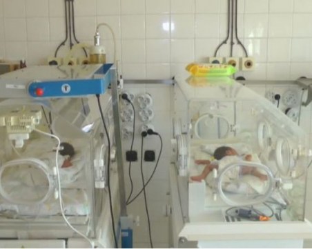 Бабата на близнаците, чийто родители починаха от COVID-19: Няма да допуснем осиновяване