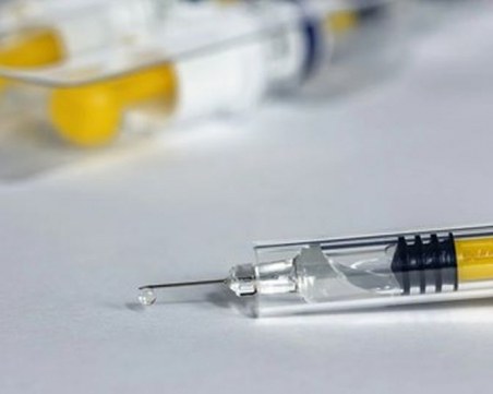 Редица държави подновяват ваксинирането с 