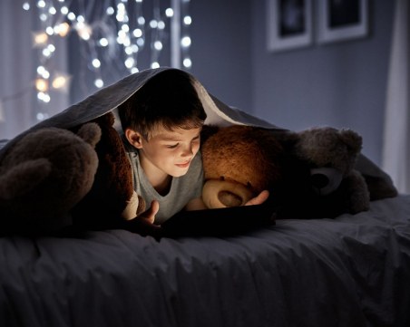 Учени: Прекомерната употреба на таблет и телефон от деца може да доведе до поведенчески и социални проблеми