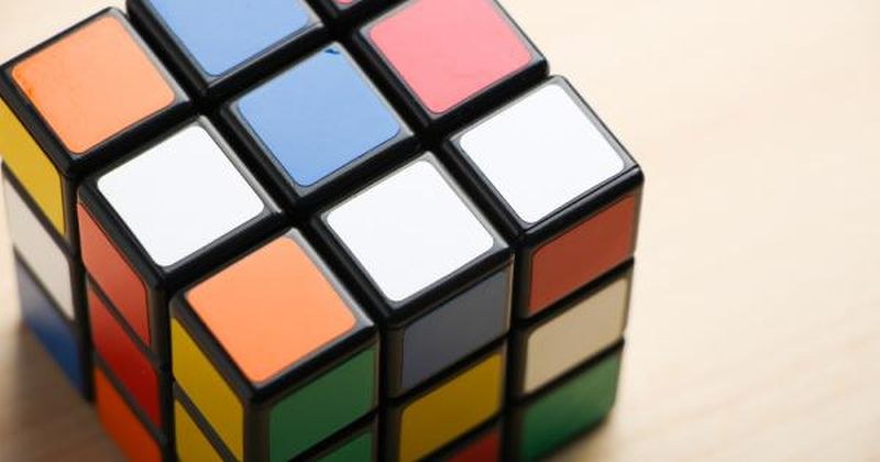 8-годишно дете с Гинес рекорд за едновременно подреждане на 3 кубчета на Рубик