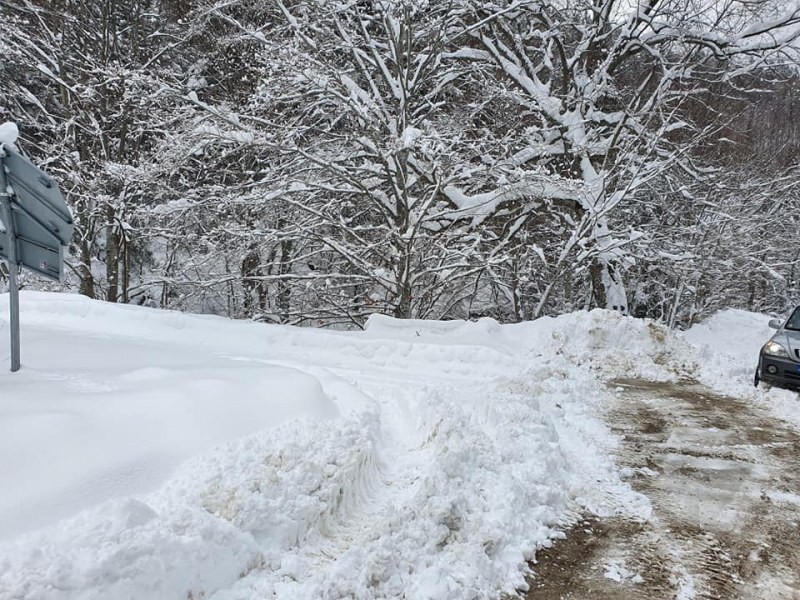 Снегът блокира път в Родопите