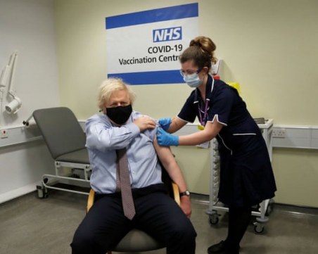 Борис Джонсън се ваксинира с АстраЗенека