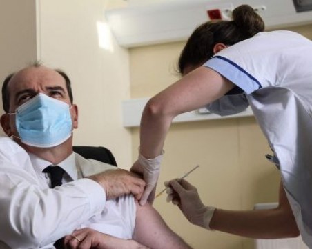 Френският премиер се ваксинира на живо по телевизията с АстраЗенека