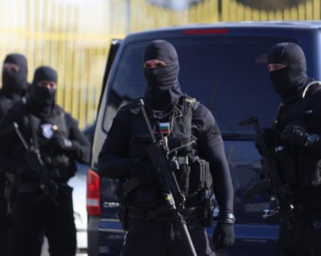 Разбиха международна група за измами у нас, петима са арестувани