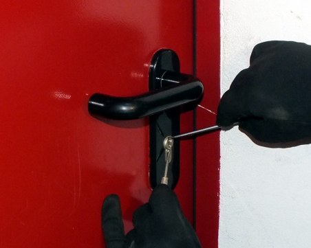 Трима задигнаха кабел от болница в Пловдив