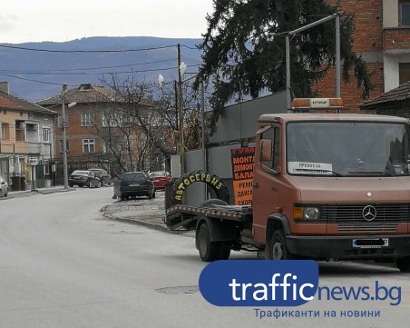 В Коматево паркират където им падне, пречат на движението и видимостта