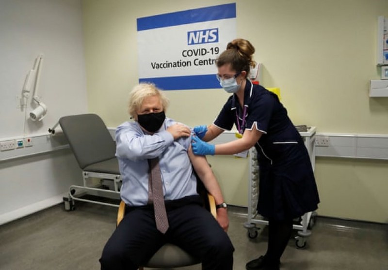 Борис Джонсън се ваксинира с АстраЗенека
