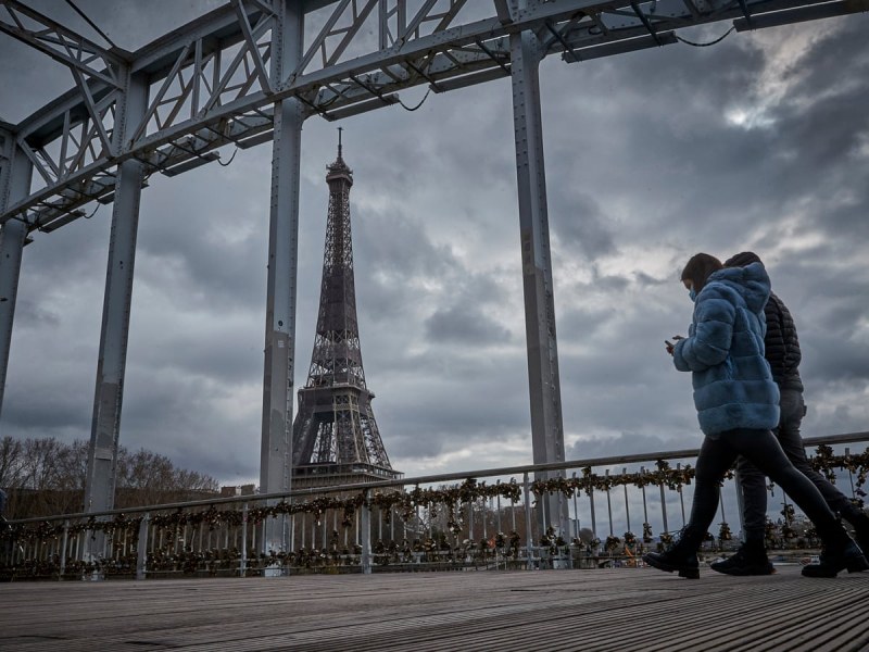 Едномесечен локдаун в Париж и още 15 департамента заради ръста на заразените