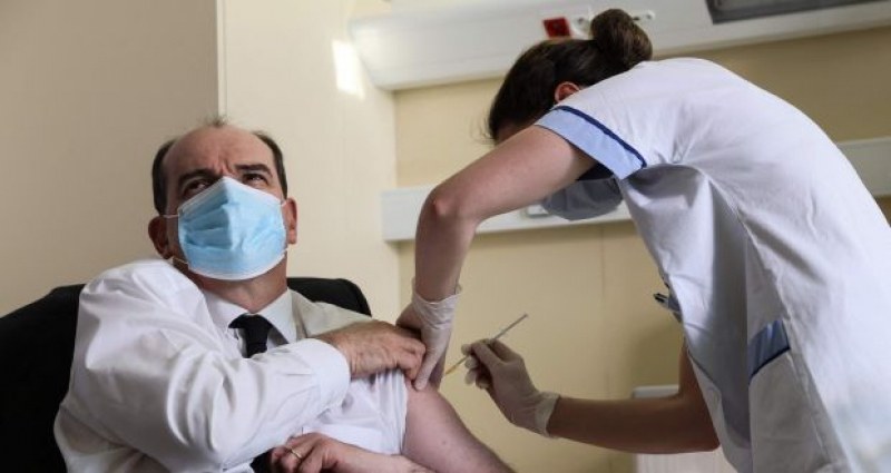 Френският премиер се ваксинира на живо по телевизията с АстраЗенека