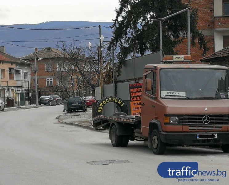 В Коматево паркират където им падне, пречат на движението и видимостта