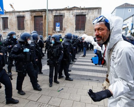 Хиляди протестираха в Германия срещу ограниченията