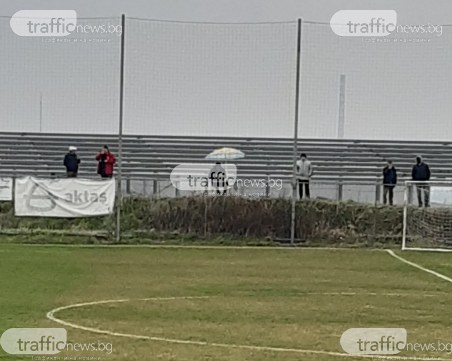 Класика от Трета лига - с плажен чадър и маса на мач